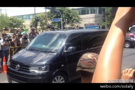 英拉乘坐其私人防彈車抵達(dá)軍方設(shè)施。