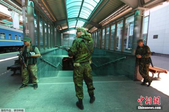 烏克蘭政府軍和民間武裝在頓涅茨克機(jī)場火車站附近發(fā)生激烈交火,火車站附近街道受到炮彈猛烈襲擊。