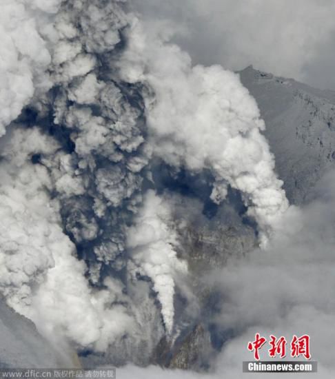 日本中部御岳山發(fā)生噴發(fā)，或已造成數(shù)人受傷。這座日本第二高的火山噴出高達(dá)3公里的火山灰。