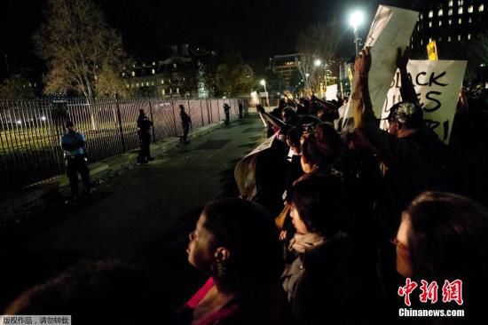 美國白宮前擠滿了抗議槍殺黑人青年的白人警察免遭起訴案件的美國民眾。