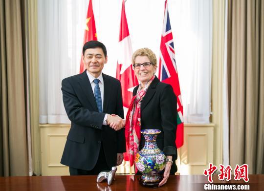 圖示省長韋恩（右）與薛冰總領(lǐng)事首度官式會晤。　安省/攝