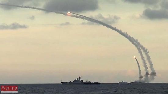 圖為里海艦隊(duì)軍艦從里海水域發(fā)射18枚“口徑-NK”巡航導(dǎo)彈。