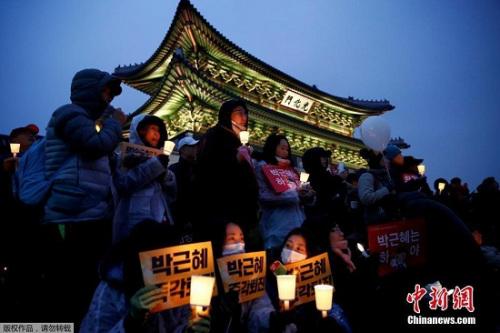 韓國民眾要求樸槿惠下臺的燭光集會現(xiàn)場。