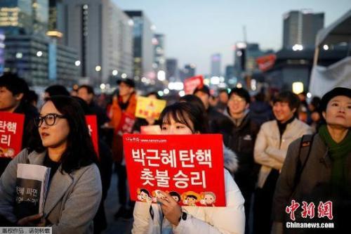 資料圖：當(dāng)?shù)貢r間3月10日上午，韓國憲法法院就總統(tǒng)彈劾案審判，樸槿惠被立即免去總統(tǒng)職務(wù)。當(dāng)晚，韓國民眾走上首爾街頭舉行燭光集會。