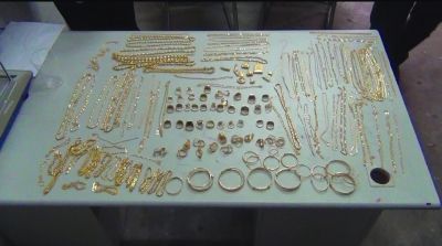 警方追回的被搶金首飾，有172件，2200多克。其余的都被嫌疑人變賣(mài)，用來(lái)購(gòu)買(mǎi)手機(jī)的汽車(chē)。