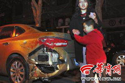 豐慶路226號(hào)的足浴店起火殃及樓下車(chē)輛，一個(gè)車(chē)主將車(chē)搶救出來(lái)后仍驚魂未定