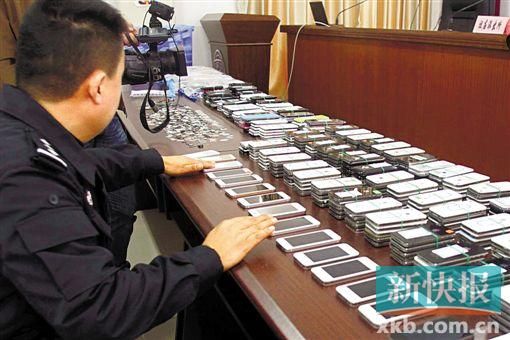 警方繳獲的贓物很多是高檔手機。新快報記者 陳榮炎/攝