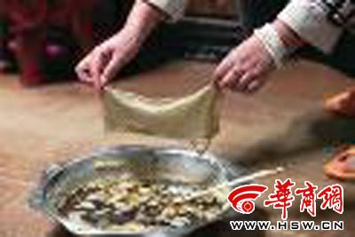 　　昨日，店方讓顧客觀看該火鍋制作時的監(jiān)控錄像本組圖片由本報記者黃利健攝