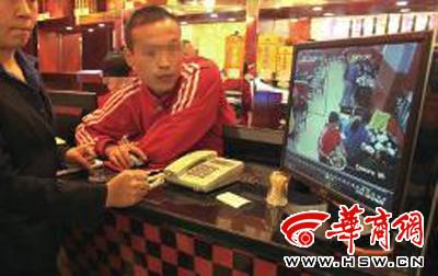 昨日，李女士展示從火鍋店抱回的火鍋，內(nèi)有濕巾