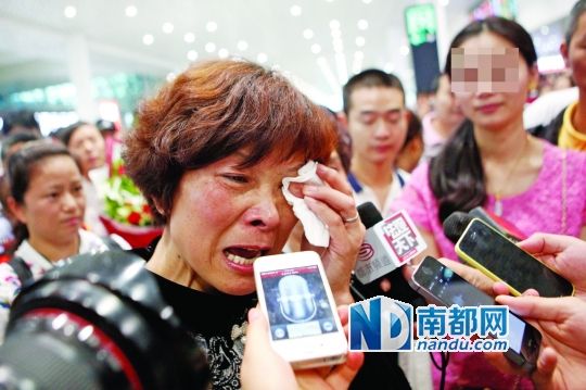 昨日，被拐25年的翁女士(粉紅色衣服者)與生母在深圳機(jī)場見面。