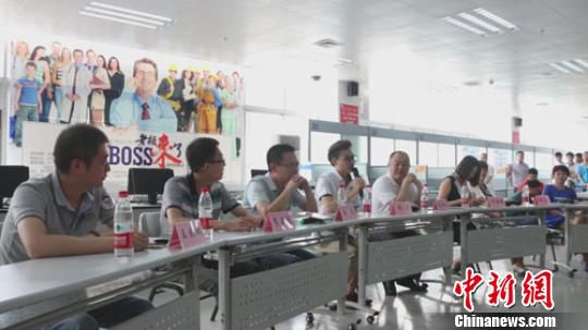 　招聘會現(xiàn)場，用人單位老板一字排開，與求職者面對面交流　李超慶　攝