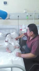 伏登順與女兒在一起。