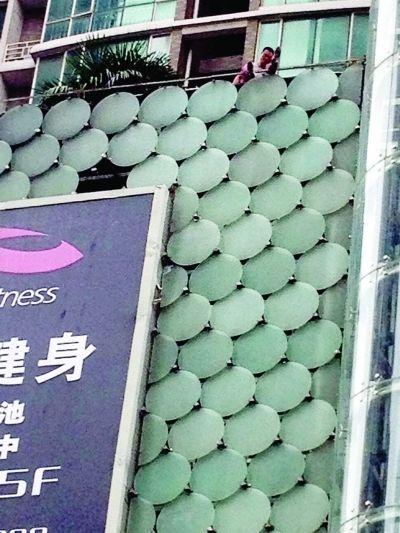 環(huán)亞廣場(chǎng)5樓露臺(tái)上，有一男子揚(yáng)言跳樓。