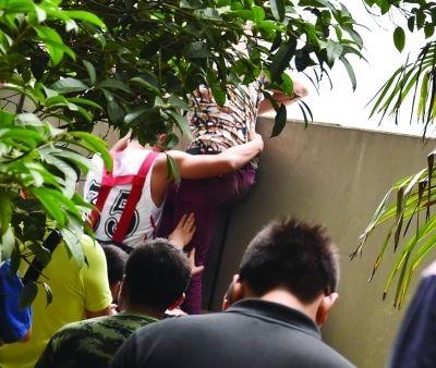 2小時(shí)后，該包工頭終于被抱下來了。