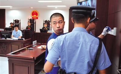 宣判后，馬凱被帶出法庭時，沖著旁聽席上的姐姐喊道：“照顧好媽”。