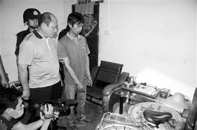 今年8月，我國內(nèi)地發(fā)生多起單身女性乘坐“黑車”后慘遭車主殺害的案件，被網(wǎng)友稱為“黑色8月”。