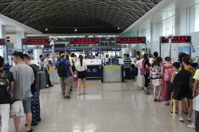 成都市民排隊(duì)準(zhǔn)備出境。