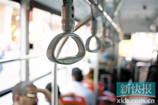 ■公交車上的拉環(huán)只是用來扶手的。新快報攝影記者祝賀/攝