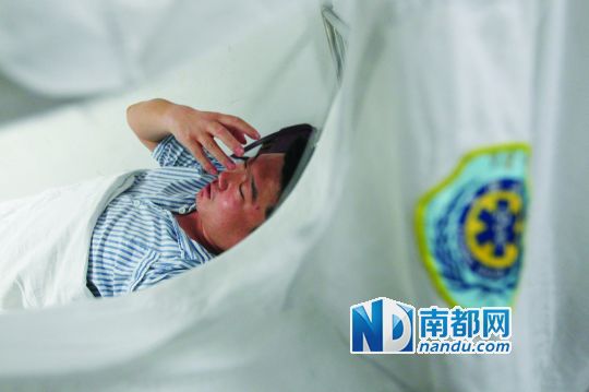 19日，北大深圳醫(yī)院，透過(guò)被撕破的工作服，急診科醫(yī)護(hù)人員申洪濤身體多處被醉酒男子抓傷。