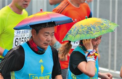兩名戴著傘帽的參賽者正在參加比賽。