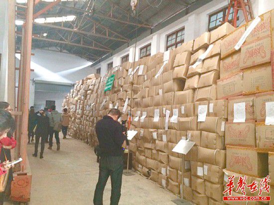 11月5日，執(zhí)法人員清理出來(lái)的假安全套把上千平方米的倉(cāng)庫(kù)堆得滿滿的。