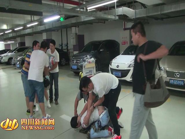 辦案人員在機(jī)場(chǎng)停車(chē)場(chǎng)抓獲胡某及其女友（警方視頻截圖）。