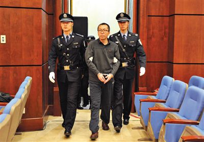 楊秀宇被帶入法庭。昨日，楊秀宇及女下屬盧梅因非法經(jīng)營罪獲刑4年、一年半并處罰金。