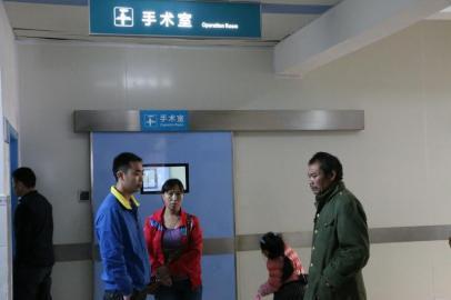 宇宇的父母和爺爺一直守候在手術(shù)室外。