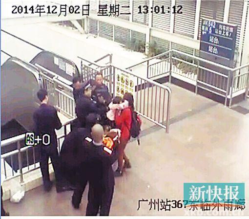 民警果斷將孩子救下,并控制跳樓男子。 通訊員圖(視頻截圖)