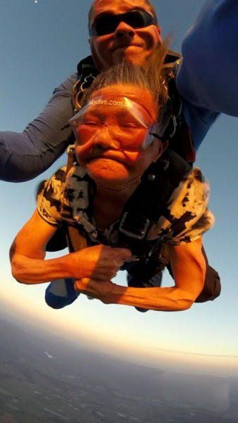 閔老太太正在體驗高空跳傘。