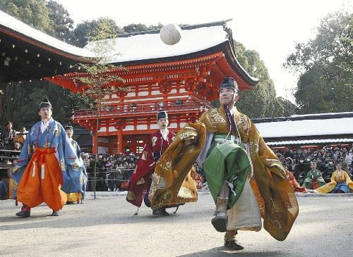 京都市左京區(qū)的下鴨神社舉行新年例行活動“蹴鞠”。