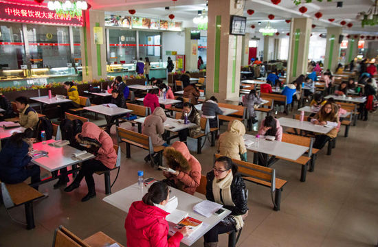 圖為在食堂內(nèi)復(fù)習(xí)的學(xué)生。