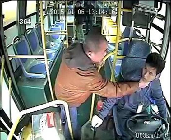 車載監(jiān)控視頻顯示，806路公交車司機(jī)袁宋林在車輛行駛中拒絕一乘車男子提出停車的要求后，遭到該男子的反復(fù)毆打。視頻截圖