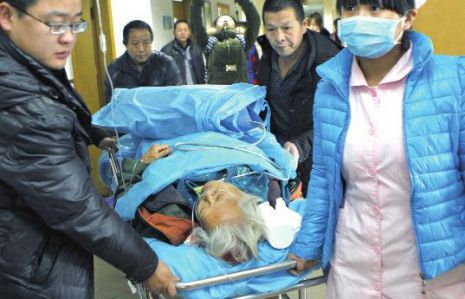 排隊(duì)領(lǐng)免費(fèi)白菜，86歲老太摔倒顱內(nèi)出血。