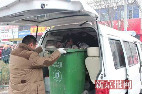 亳州路邊垃圾桶內(nèi)驚現(xiàn)碎尸。網(wǎng)友供圖