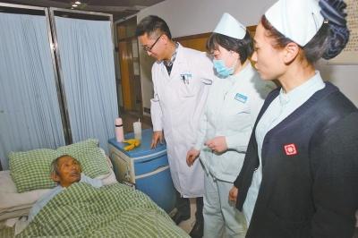 老人病治好了，可他卻一直躺在醫(yī)院的病床上。
