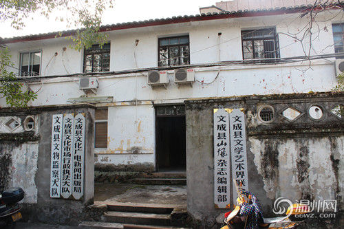 文成縣府大院除了主樓外，其他的基本為磚木結(jié)構(gòu)的兩層小樓