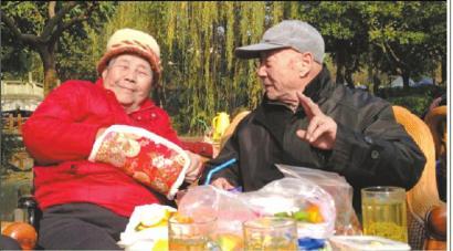 結(jié)婚60年，梁玉芹婆婆和王再功爺爺恩愛如初。