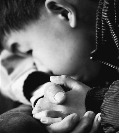 10歲小兒子緊緊握著哥哥的手。資料圖片