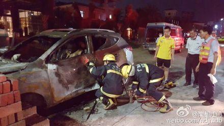 廣東一輛轎車(chē)撞上磚頭堆 司機(jī)困在駕駛室被燒死