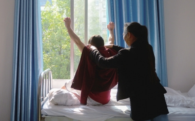 出院前，窗外透進(jìn)一道陽光，打在他的身上。