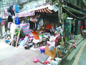 工作人員清理前，阿姨家周圍垃圾如山。