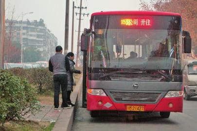 1月6日下午，資陽一輛15路公交車?？吭诋敃r事發(fā)車站。
