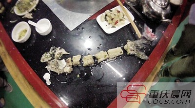 拼出魚骨，推斷魚沒有3斤8兩。 本報(bào)記者 平索茜 攝