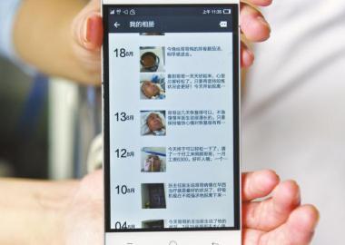 楊曉華的上百條朋友圈記錄了她陪伴男友抗病的歷程。