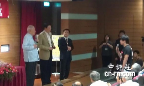 　大陸交換學生針對演講內容，頻頻問李登輝，雙方一來一往。(中評社黃文杰攝)