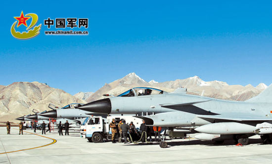 后勤官兵進駐雪域高原機場提供后勤支撐。解放軍報特約記者 劉應華攝