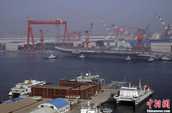 8月30日9時(shí)30分許，中國(guó)航母平臺(tái)在經(jīng)過第十次海試后，平穩(wěn)地?？吭谶|寧大連港碼頭。