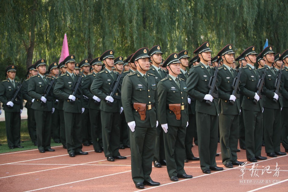 走進(jìn)裝甲兵工程學(xué)院2012級(jí)新生閱兵場
