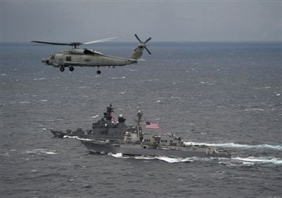 2011年1月10日，美國海軍驅(qū)逐艦與日本海上自衛(wèi)隊“鞍馬”號驅(qū)逐艦在日本長崎縣附近海域舉行聯(lián)合海上演習(xí)。資料圖片